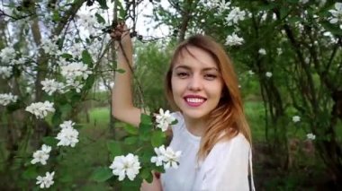 Çiçek dışında rahatlatıcı rüya gibi çekici genç kadın