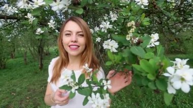 Çiçek dışında rahatlatıcı rüya gibi çekici genç kadın