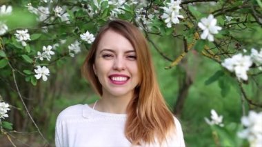 Çiçek dışında rahatlatıcı rüya gibi çekici genç kadın