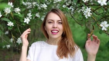 güzel bir kadın parkta oynarken