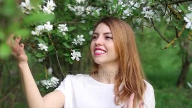 Çiçek dışında rahatlatıcı rüya gibi çekici genç kadın