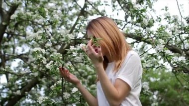 güzel bir kadın parkta oynarken