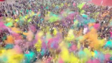 Holi Festival renklerin insanlar kalabalık dans yukarıda hava uçuş
