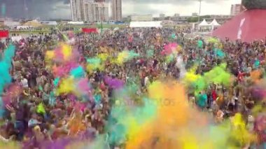 Holi Festival renklerin insanlar kalabalık dans yukarıda hava uçuş