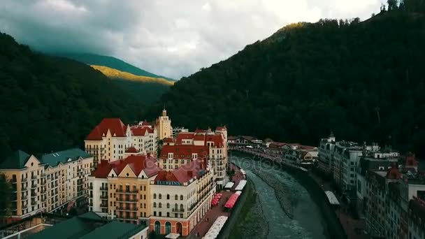 Nasyp Rosa Khutor. Rzeka Mzymta. Sochi, Federacja Rosyjska — Wideo stockowe