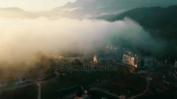 Naplemente felhők felett házak a hegyoldalban — Stock videók