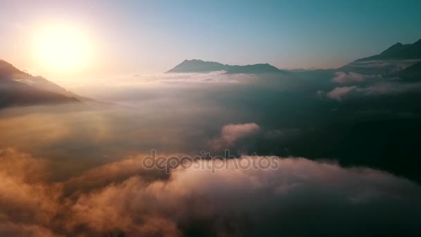 Paisaje de montaña de nubes. Puesta del sol, Krasnaya Polyana, Sochi — Vídeo de stock