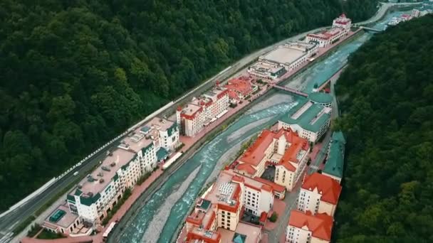 Vista aerea. Volare sopra la città vicino al fiume Le montagne. Sochi Aibga — Video Stock