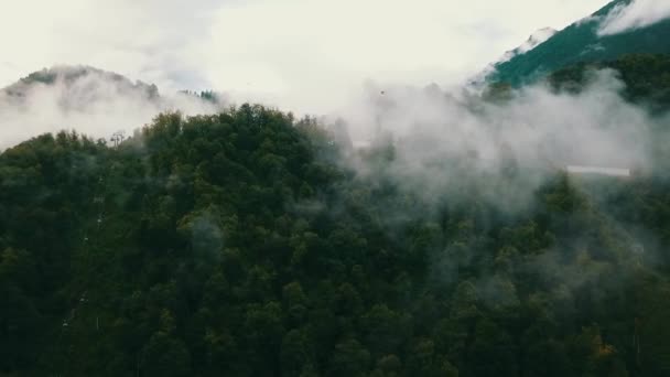 In montagna nelle nuvole. Pendenza. Ridge Aibga, Rosa Khutor, Sochi — Video Stock