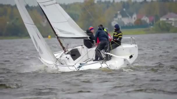 Segelboot navigiert mit offenen Segeln — Stockvideo