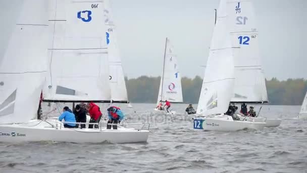 Jacht łódź regaty żeglarskie wyścigi pontonem — Wideo stockowe