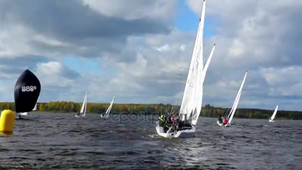 Barco à vela navegando com velas abertas — Vídeo de Stock