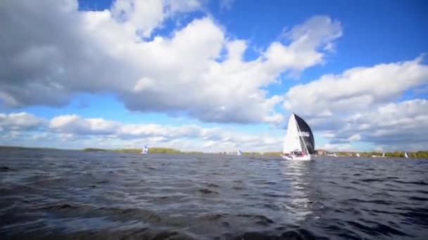 Barco à vela navegando com velas abertas — Vídeo de Stock