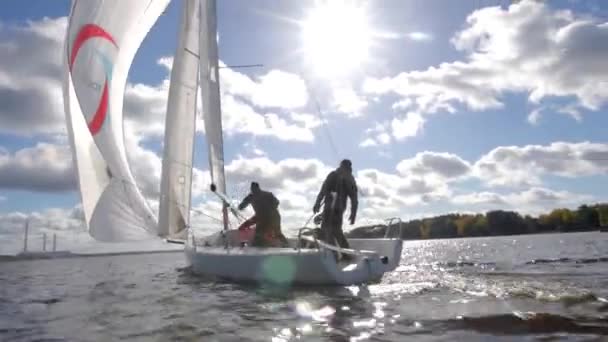 Segelboot navigiert mit offenen Segeln — Stockvideo