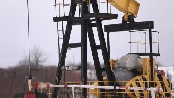 Produção de Petróleo no Inverno. Bombas de óleo não funcionam — Vídeo de Stock