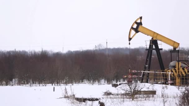 Produção de Petróleo no Inverno. Bombas de óleo não funcionam — Vídeo de Stock