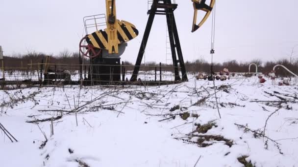 Producción de petróleo en invierno. Bombas de aceite que no funcionan — Vídeos de Stock