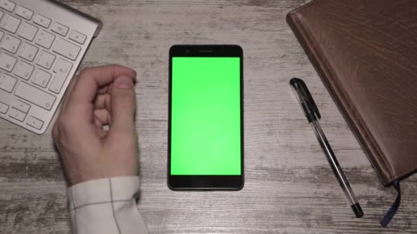Člověk ruku pomocí Smartphone na stůl Greenscreen — Stock video