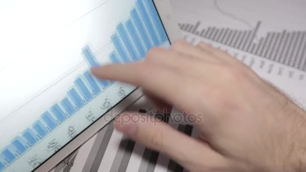 Empresario trabajando con Tablet PC, Touch Pad — Vídeo de stock