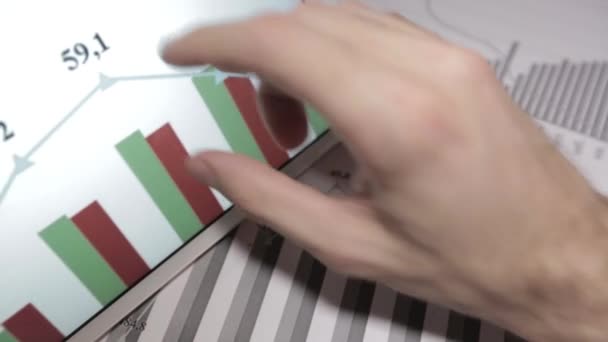 Tablet Pc, dokunmatik yüzey ile çalışma iş adamı — Stok video