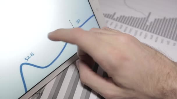 Dokunmatik ekran bilgisayar üzerinde grafik diyagramı — Stok video