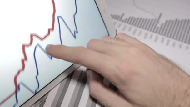 Zakenman die werken met de Tablet Pc, touchpad — Stockvideo