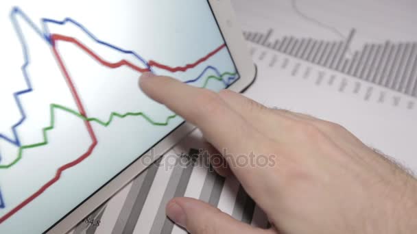 Empresario trabajando con Tablet PC, Touch Pad — Vídeo de stock