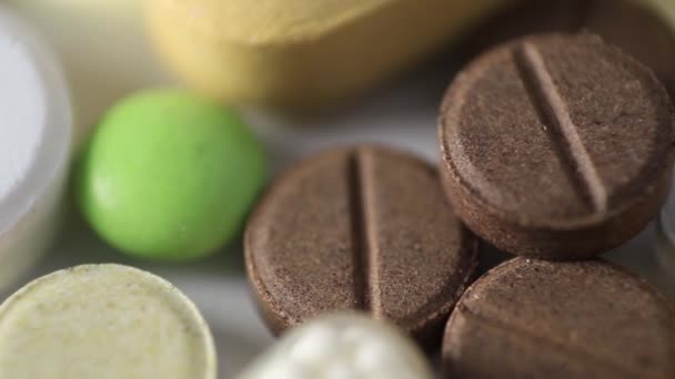 Gros plan sur différents comprimés de médicaments 