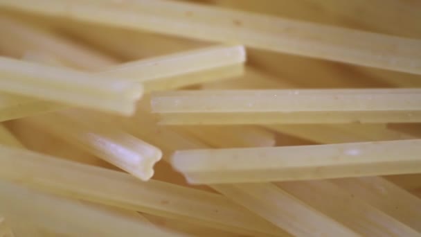 Eten Spaghetti. Macro-opname. Ongekookte Pasta — Stockvideo