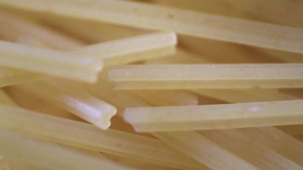 Jedzenie Spaghetti. Strzał makro. Makaron — Wideo stockowe