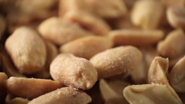 Geröstete Erdnuss-Snacks. geröstete Erdnüsse — Stockvideo