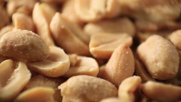 Geröstete Erdnuss-Snacks. geröstete Erdnüsse — Stockvideo