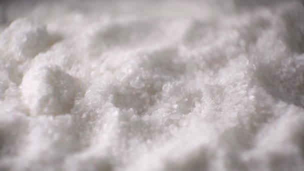 Cristaux de grains de sel. Gros plan sur le sel de mer 