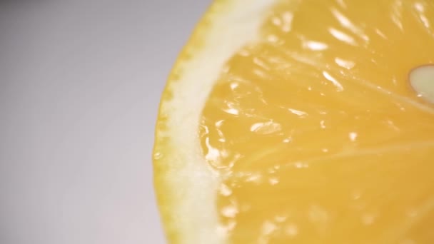 Snijd de citroen Macro. Citroen segmenten — Stockvideo