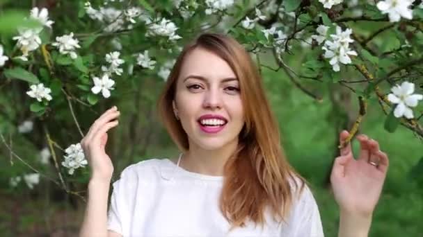 Mulher bonita brincando no parque — Vídeo de Stock