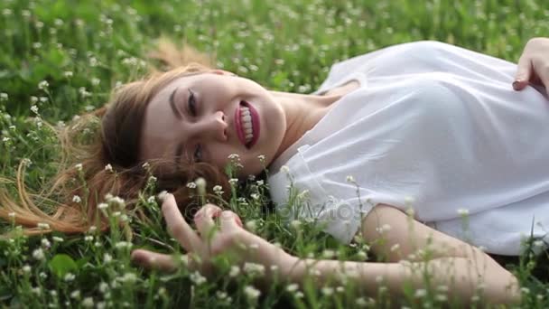 Gyönyörű nő játszik a park — Stock videók