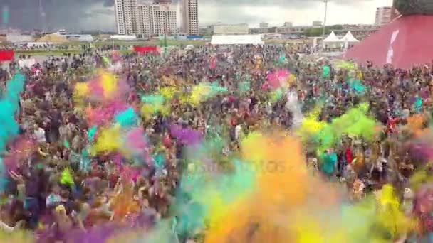 Légi járat felett táncoló tömeg az emberek, a Holi fesztivál, a színek — Stock videók