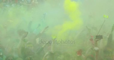 Renkli Holi. Güzel gençlik. Holi Festivali renkli başladı. Ağır çekim