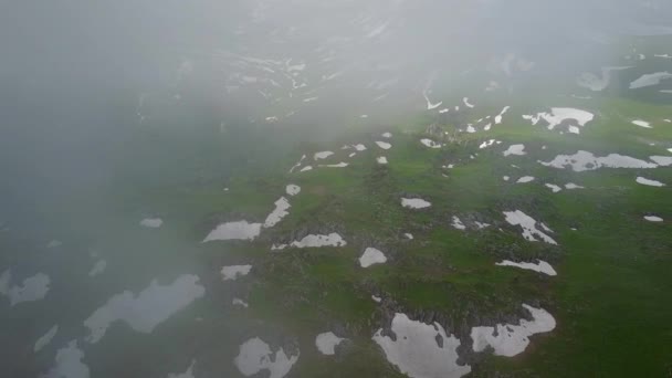 Luftaufnahme: Durch Wolken über den Bergen fliegen — Stockvideo