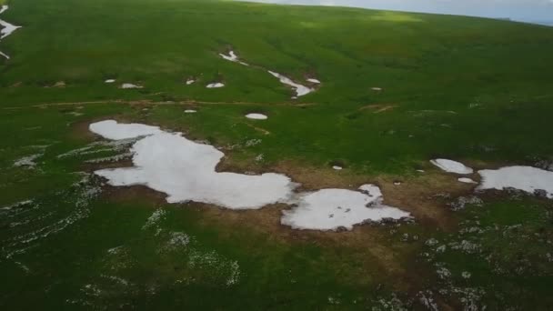 航空写真ビュー山。山 Oshten。ロシア. — ストック動画
