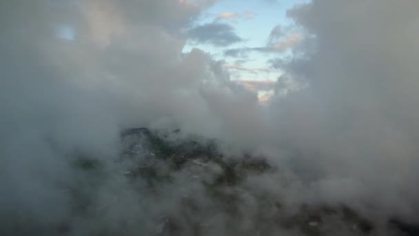 Vista aerea: volando attraverso le nuvole sopra le montagne — Video Stock