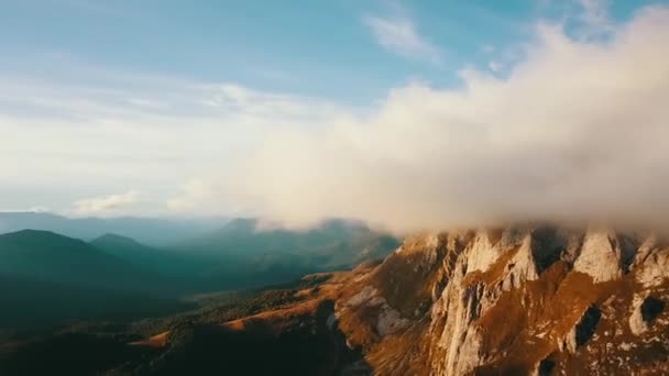 Amplia vista aérea volando sobre el paisaje de montaña — Vídeo de stock