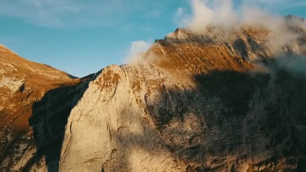 Vista aérea larga que voa sobre a paisagem da montanha — Vídeo de Stock