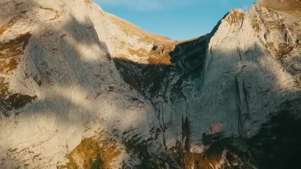 Vista aérea larga que voa sobre a paisagem da montanha — Vídeo de Stock