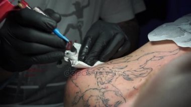 Dövme sanatçısı stüdyoda dövme yapmak