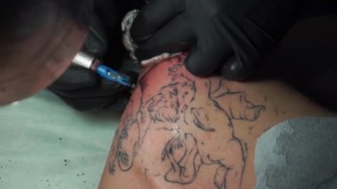 Dövme sanatçısı stüdyoda dövme yapmak