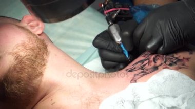 Dövme sanatçısı stüdyoda dövme yapmak