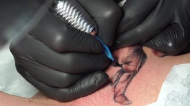 Dövme sanatçısı stüdyoda dövme yapmak