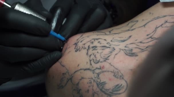 Tetovací Umělec Udělat Tetování Studiu — Stock video