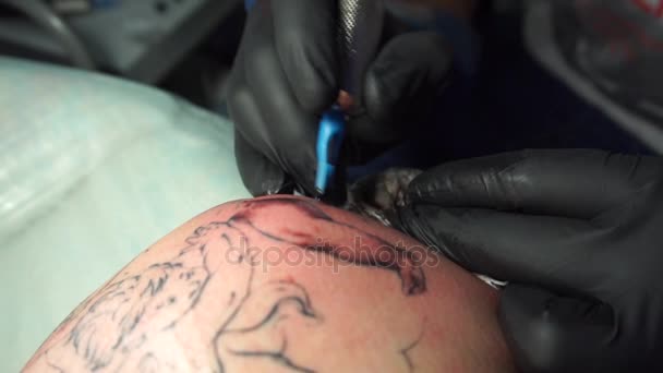 Tatuagem Artista Fazer Tatuagem Estúdio — Vídeo de Stock